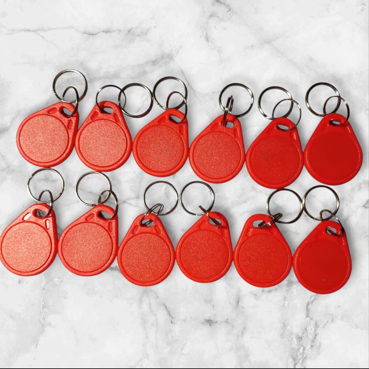 TeleBeni 12X Herschrijfbare Keyfob Rfid NFC 13.56Mhz Fob S50 ISO14443-3A Compatibel met alle NFC lezers schrijvers en 95% van alle huidige telefoon Zeer geschikt voor toegang in elektrische deuren kluizen maar ook als extra beveiliging.ROOD