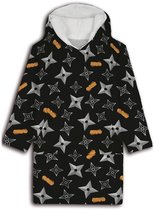 Zwarte hoodie deken met een all-over print van zilveren shuriken en oranje "Naruto"-logo's. De binnenkant van de capuchon is wit.