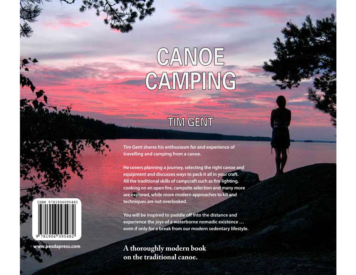 Een persoon staat op een rotsachtige oever bij zonsondergang, kijkend over een meer. De tekst 'CANOE CAMPING' staat prominent in beeld.