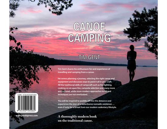 Een persoon staat op een rotsachtige oever bij zonsondergang, kijkend over een meer. De tekst 'CANOE CAMPING' staat prominent in beeld.