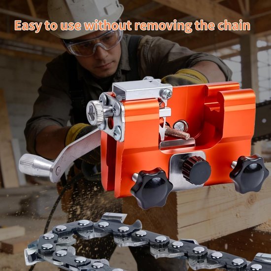 Een man met veiligheidsuitrusting slijpt een kettingzaag met een oranje slijpapparaat. Tekst: 'Easy to use without removing the chain'.