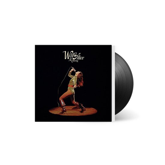 Albumhoes met Wolf Alice's 'The Clearing' album. Een zangeres met glinsterend pak en hoge laarzen.