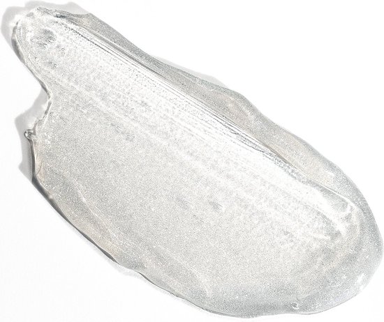 Een klodder doorzichtige haarolie met fijne zilveren glitters op een witte achtergrond.