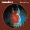 Albumhoes met tekst 'moondawn' en 'klaus schulze'. Een portret van een vrouw in profiel met rood en blauw licht.
