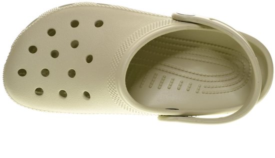 Crèmekleurige Crocs klomp van bovenaf gezien, met ventilatiegaten en gestructureerde binnenzool.