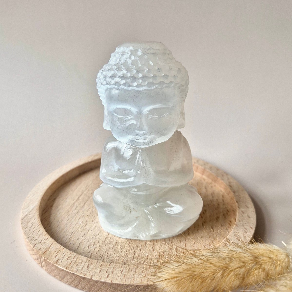 Edelsteen Seleniet Boeddha 10cm – Zuivering & Spirituele Bescherming