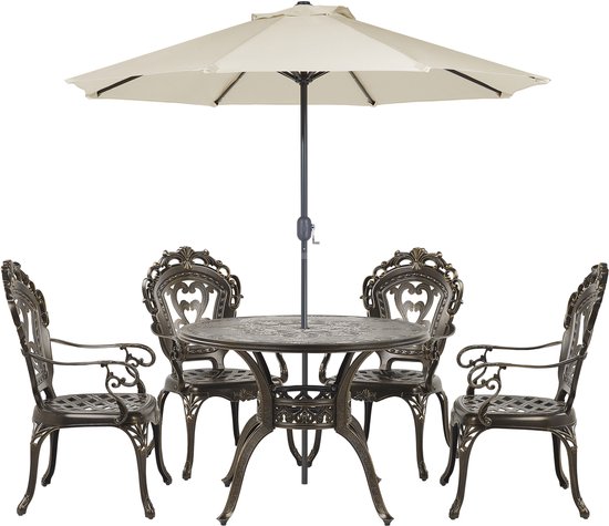 Donkerbruine tuinset met een ronde tafel, vier stoelen met hartvormige rugleuningen en een beige parasol.