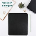 Zwarte, stijlvolle e-reader hoes op een bureau met kantoorbenodigdheden.