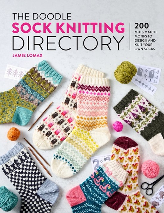 De kaft van "The Doodle Sock Knitting Directory" toont zeven paar gebreide sokken met diverse patronen en kleuren, samen met breinaalden en bolletjes wol.