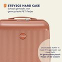 Roze koffer met ribbelstructuur en het Princess Traveller logo. De koffer is gemaakt van gerecyclede PET-flessen.
