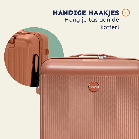 Bruine koffer met een handig haakje aan de zijkant.