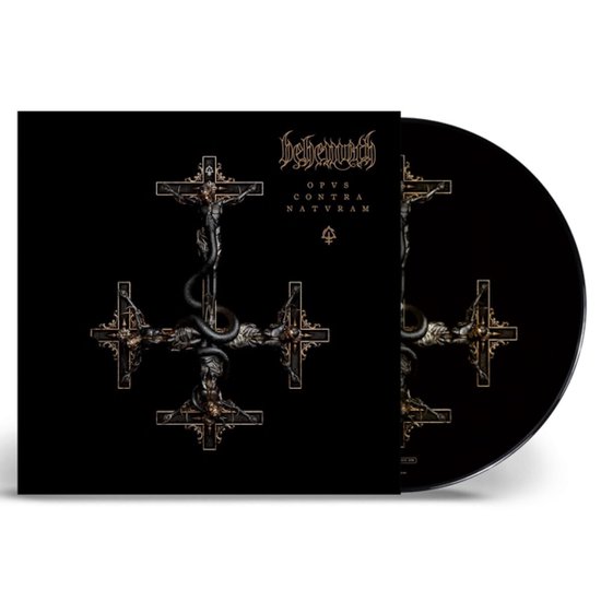 Pochette d'album Behemoth 'Opvs Contra Natvram' avec une croix de cinq crucifix entrelacés par un serpent. Accents dorés sur fond noir.