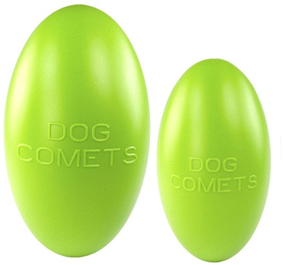 Twee groene ovale Dog Comets hondenballen van verschillende groottes naast elkaar.