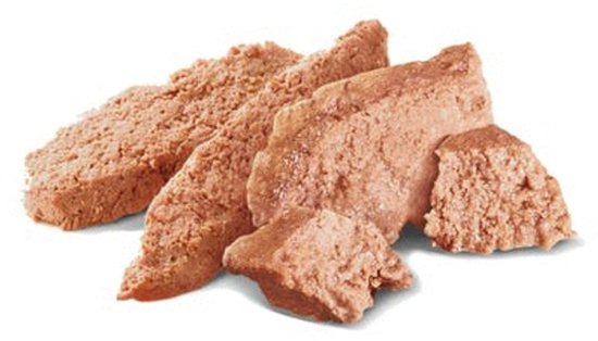 Een stapel brokjes natvoer voor honden, met een lichte bruine kleur.