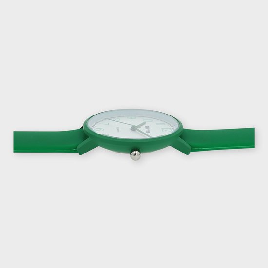 Groen horloge met groene band, zilverkleurige kroon en witte wijzerplaat met groene cijfers.