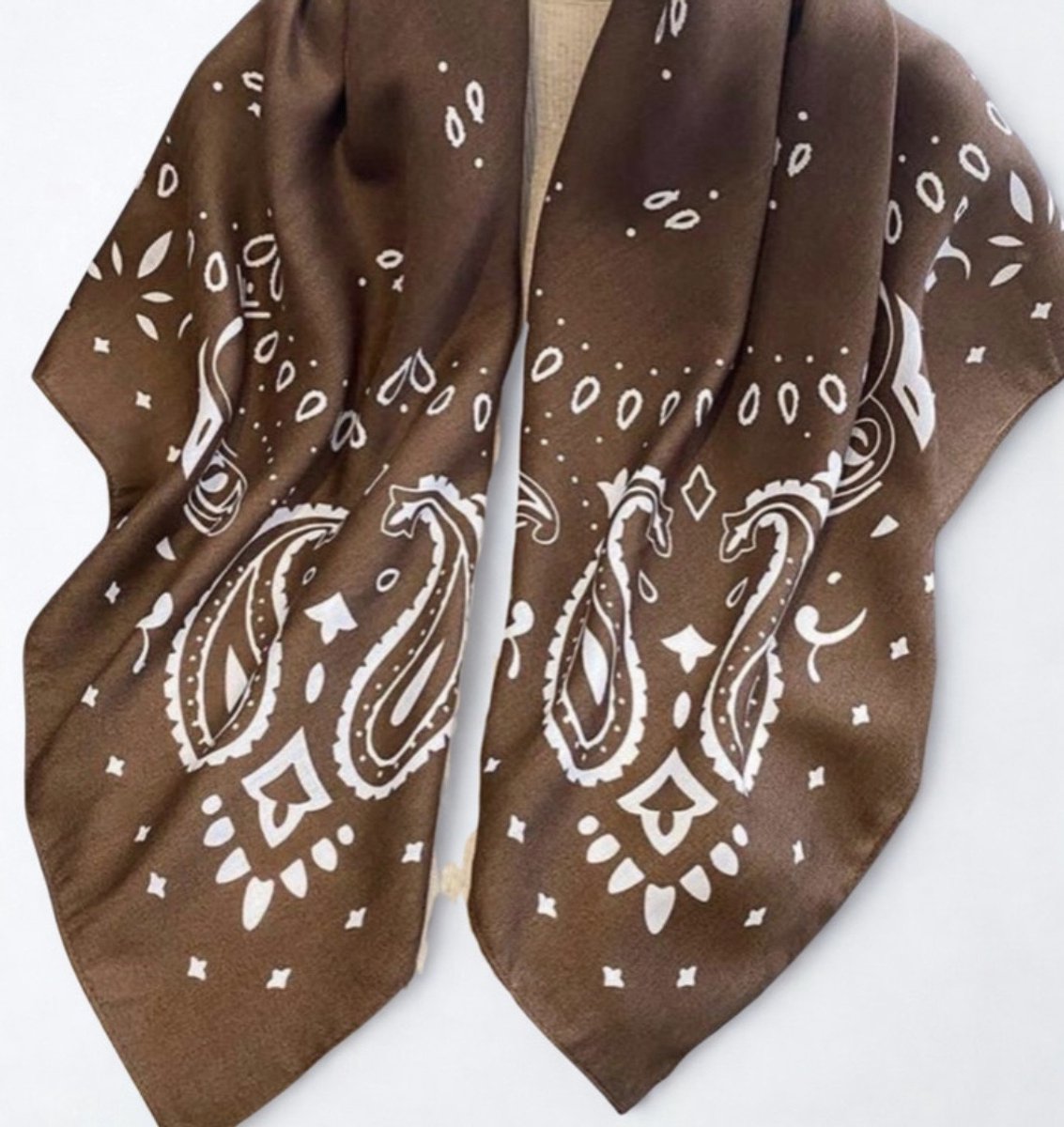 Brown Paisley print sjaal- sjaaltje met paisleyprint - sjaal satijn look bandana - bandana met print - haarband - sjaaltje meerkleurig - vierkant sjaaltje met print - bandana sjaaltje - sjaal - sjaaltje unisex - paisley print scarf - paisley sjaal