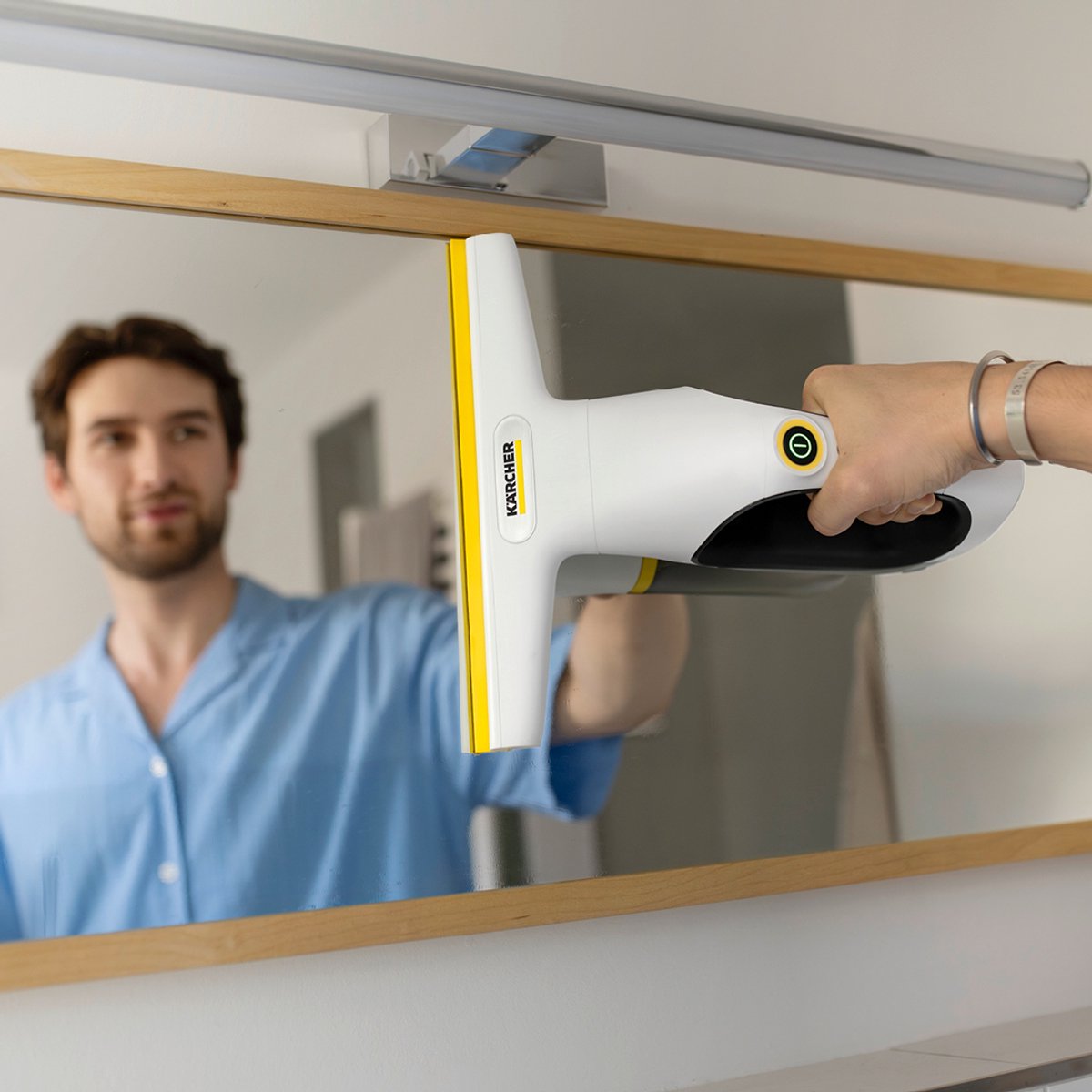 Kärcher Window Vac WV 2 Universal Care draadloze ruitenreiniger - Raamwisser met looptijd accu 25 minuten voor 70 m² - Ramenwasser voor douche en andere gladde oppervlakken - Incl. sproeiflacon en microvezeldoek thumbnail 2
