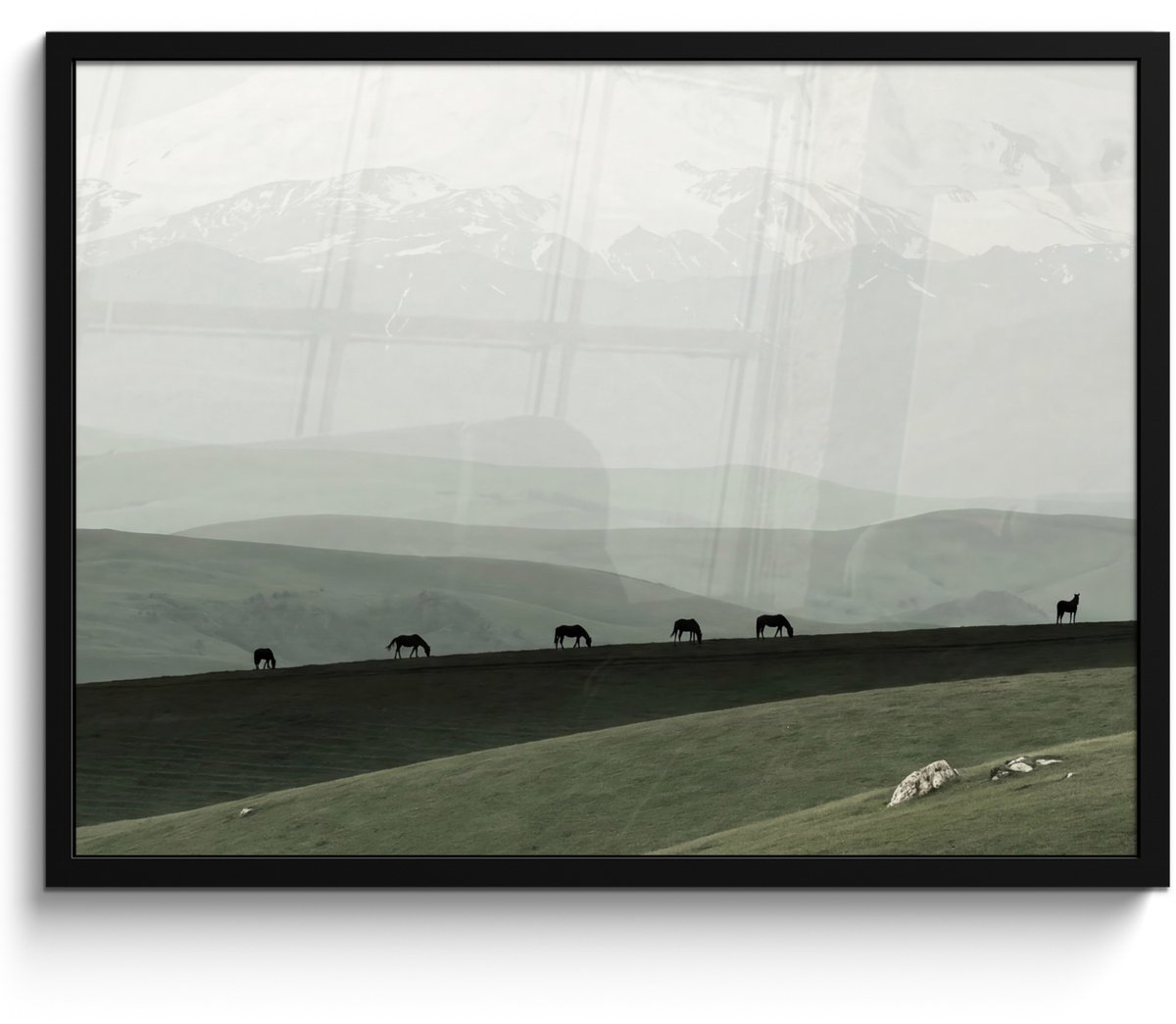 FrameYourWall Poster in lijst - Fotolijst 80x60 cm - Posters - Grijs - Berg - Paarden - Posterlijst zwart - Decoratie - Wanddecoratie woonkamer - Muurdecoratie slaapkamer