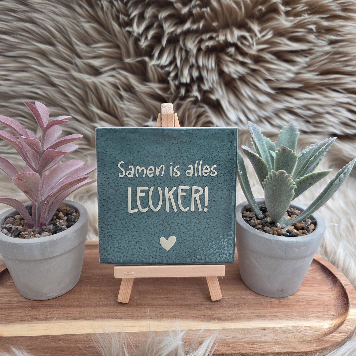 Robuust wenstegeltje “Samen is alles leuker!” – Liefde & Vriendschap Cadeau – Keramiek – Decoratie – Relatie Cadeautje – Vriendschap - Trendy nu – Decoratief Tegeltje met Standaard – Cadeau Idee