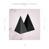 Albumhoes met pastelroze achtergrond en twee donkere, geometrische piramides.