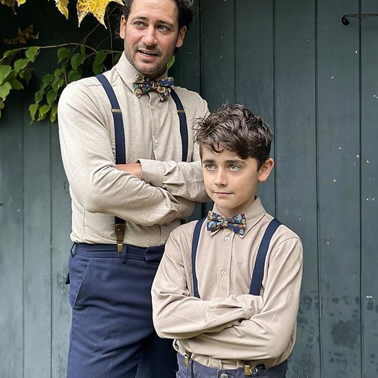 Man en jongen met bijpassende strikjes en bretels.