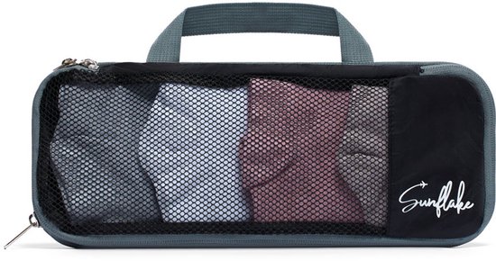 Smalle, zwarte packing cube met handvat en mesh voorkant, gevuld met kleding.