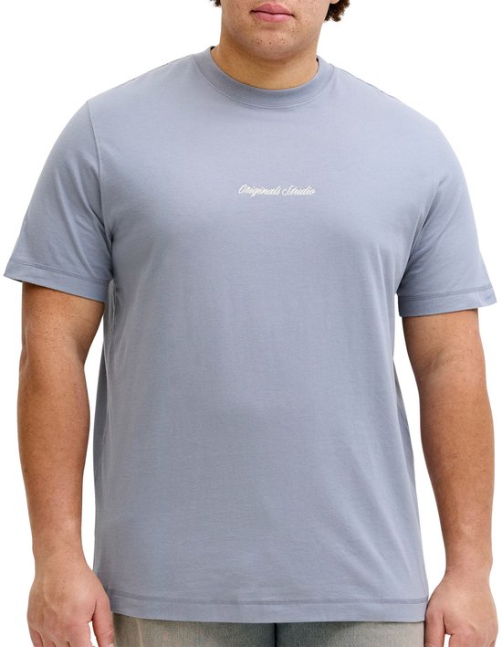 Man met een lichtblauwe T-shirt met geborduurde tekst op de borst.