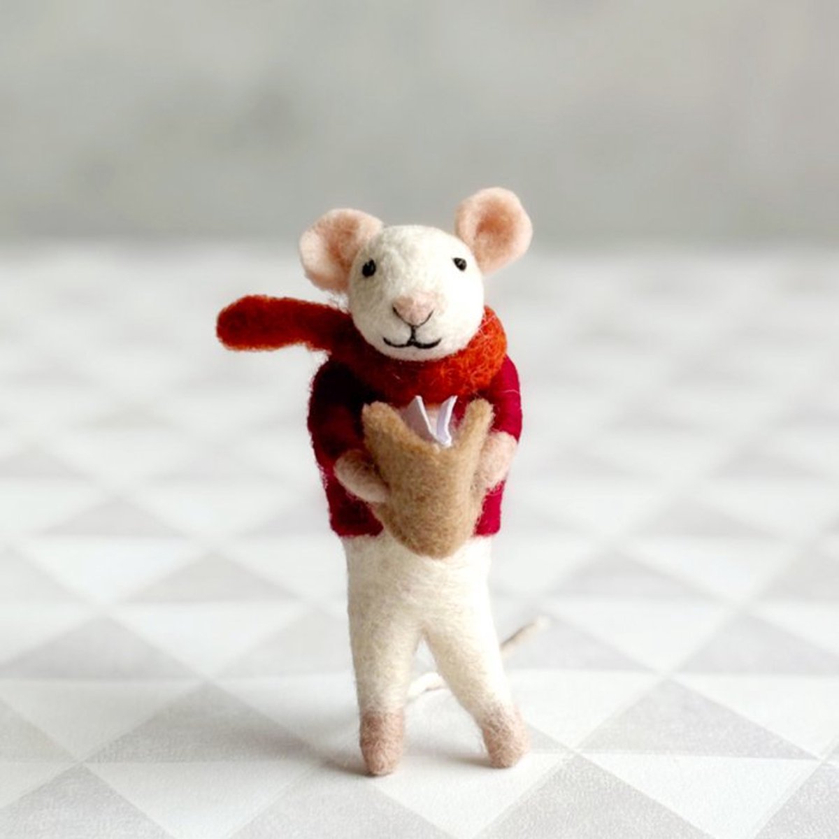Beyoona - Vilten Muis - Reading Robbie