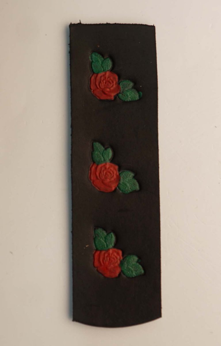 Leren zwart met 3 rode rozen - bladwijzer rozen - handgemaakte bladwijzer bloemen - bladlegger rode rozen - lederen leeswijzer voor boeken - fleurige leer leeslint