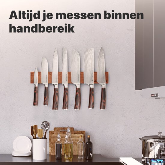 Zes Matakumi-messen met gestreept patroon op een magnetische messenhouder van hout, in een keuken.