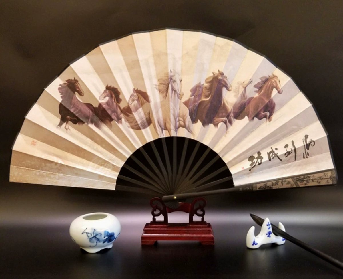 WK Traditionele Chinese Waaier – “Grote Ambities en Een Veelbelovende Toekomst” – 33,5 cm – Zijden Waaier met Bamboe en Houten Standaard – Oosterse Wanddecoratie voor Huis of Kantoor
