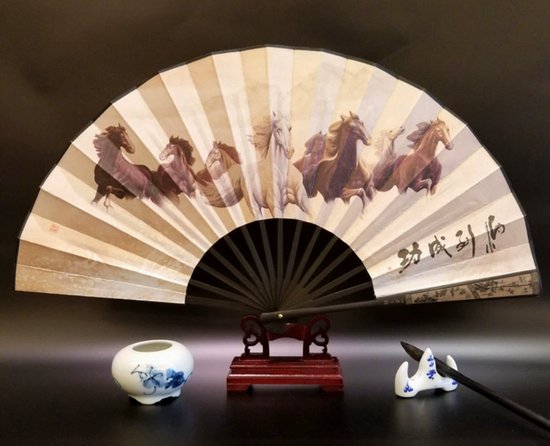 WK Traditionele Chinese Waaier – “Grote Ambities en Een Veelbelovende Toekomst” – 33,5 cm – Zijden Waaier met Bamboe en Houten Standaard – Oosterse Wanddecoratie voor Huis of Kantoor