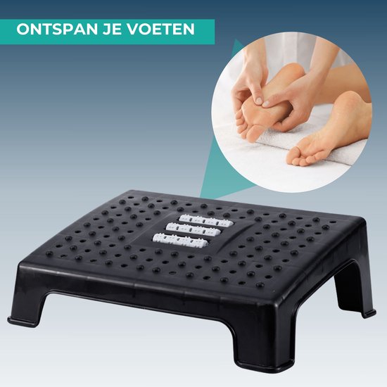 Zwarte, ergonomische voetensteun met antislipoppervlak. Close-up van een voetmassage.