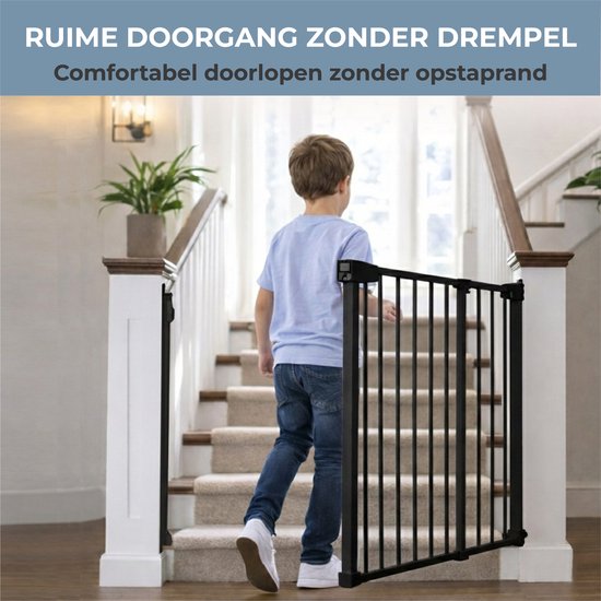 Jongen loopt een trap op langs een zwart traphekje zonder drempel. "Ruime doorgang zonder drempel".