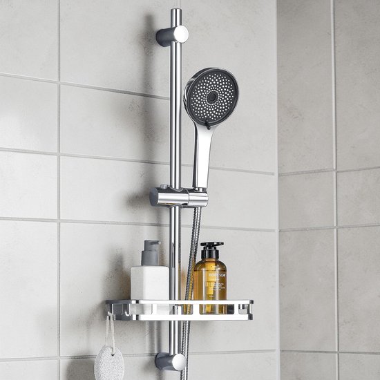 Doucheglijstangset in chroom met handdouche, zeephouder en een grijze spons, gemonteerd op een betegelde muur.