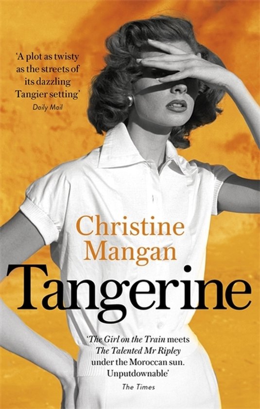 Boek 'Tangerine' van Christine Mangan. Een vrouw met krullend haar draagt een wit overhemd en strijkt haar hand over haar gezicht. Oranje achtergrond.