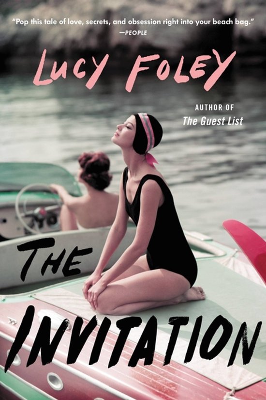 Boekcover van 'The Invitation' van Lucy Foley. Een vrouw in badpak zit op een boot, met een andere vrouw in de auto.