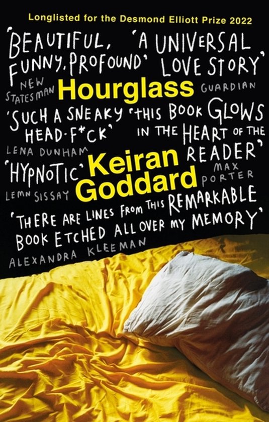 Boekomslag van 'Hourglass' door Keiran Goddard, met recensies in witte tekst op zwart en een geel laken met kussen.