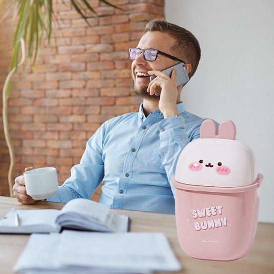 Roze prullenbak met witte deksel in konijnenvorm. Tekst 'SWEET BUNNY'.