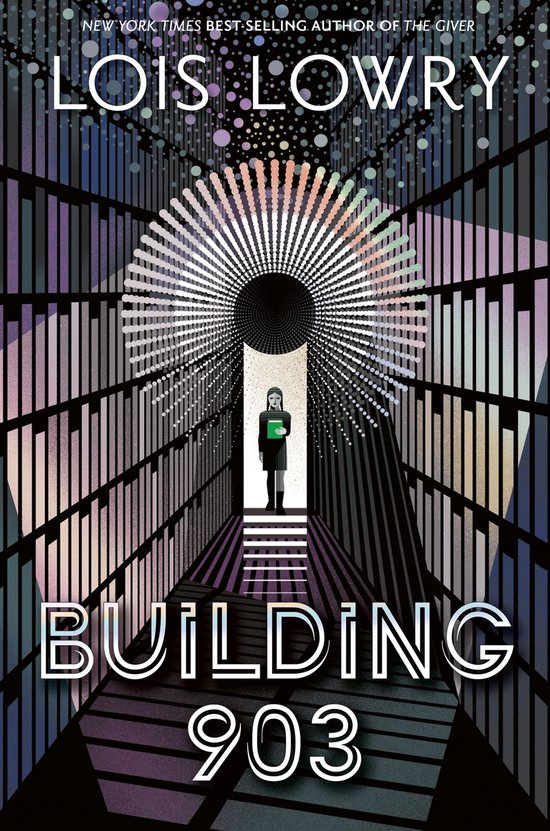 Boekomslag van 'Building 903' van Lois Lowry, met een meisje dat een boek vasthoudt, staand voor een gang van boekenplanken.