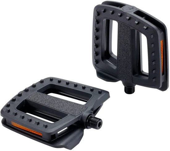 Paire de pédales de vélo noires, chacune avec texture antidérapante, réflecteurs orange et filetage.