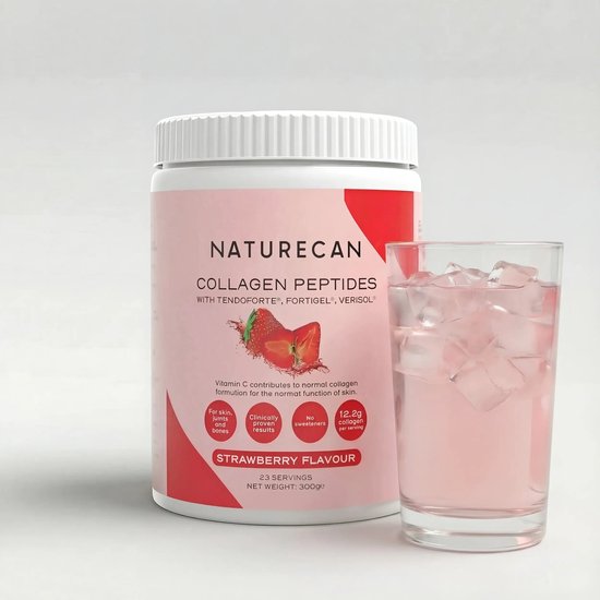 Pot Naturecan collageenpoeder met aardbeiensmaak naast een glas roze drank met ijsblokjes.