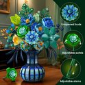 Blauwe en groene bloemen van steentjes in een vaas met patronen. Losse bloem met aanpasbare blaadjes en stelen.
