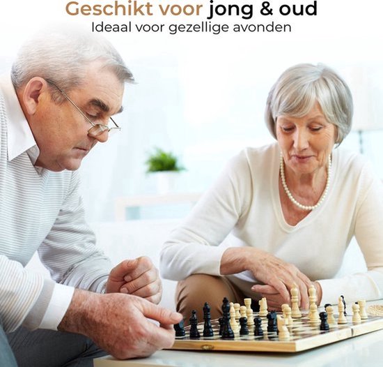 Een ouder echtpaar speelt schaak aan een tafel. Het houten schaakbord staat tussen hen in.