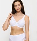 Model draagt een witte beha met kanten details, met de hand op de schouder.