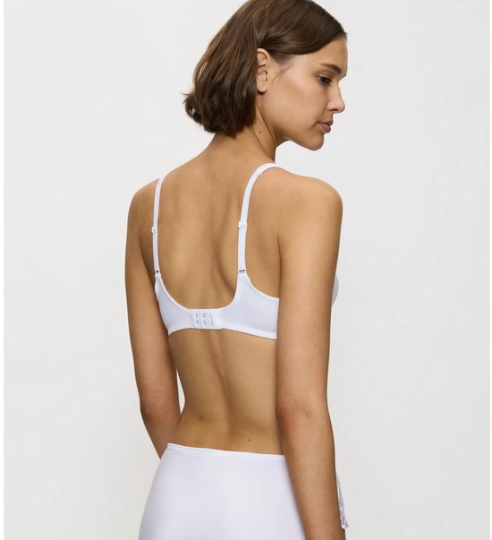 Model toont de rugzijde van een witte beha met haaksluiting.