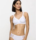 Een model in een witte beha met geborduurde details en bijpassend slipje.