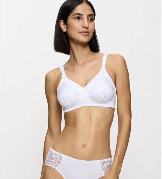 Een model in een witte beha met geborduurde details en bijpassend slipje.