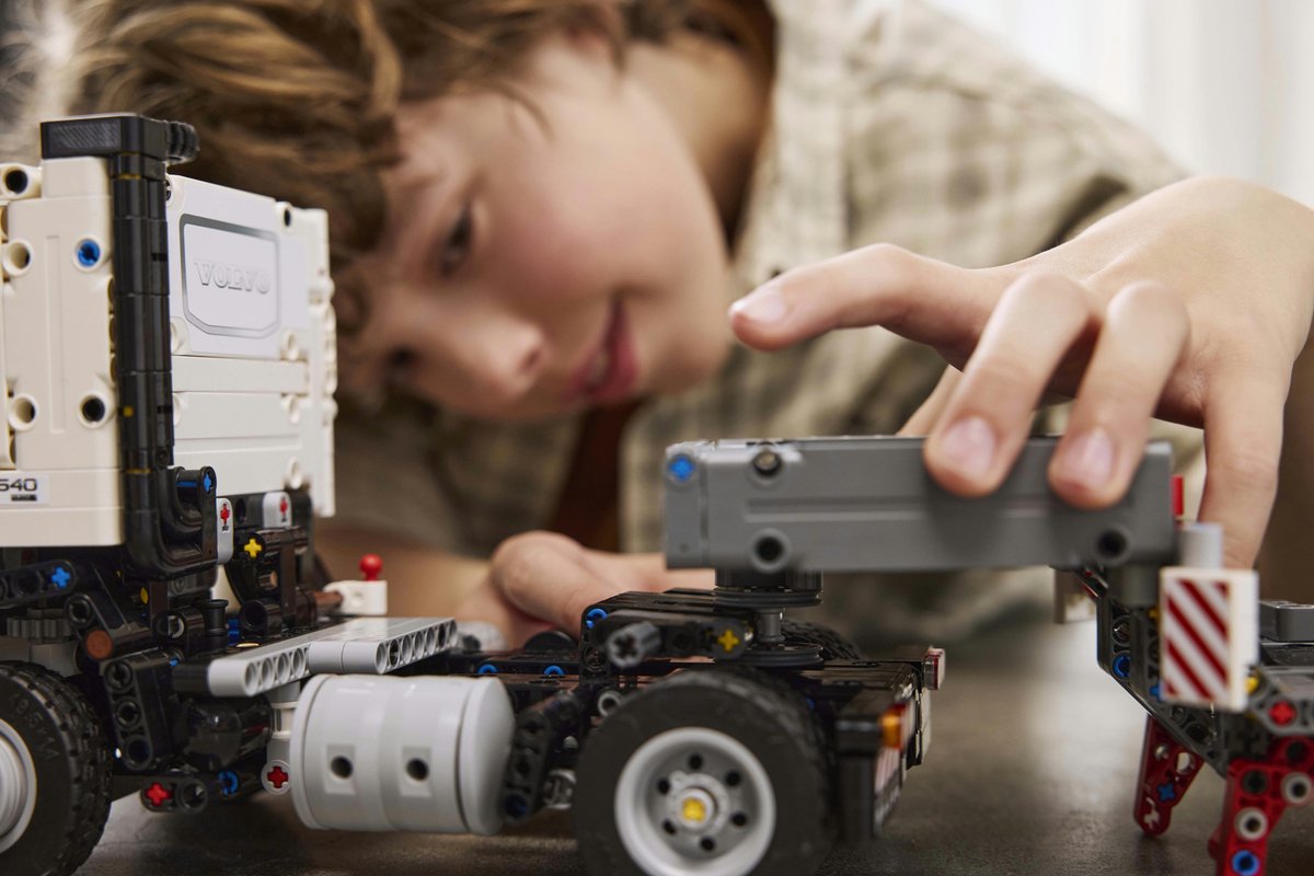 LEGO Technic Volvo FMX truck & EC230 elektrische graafmachine 42175 — afbeelding 5
