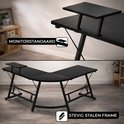 Zwart L-vormig bureau met monitorstandaard en een stevig stalen frame.